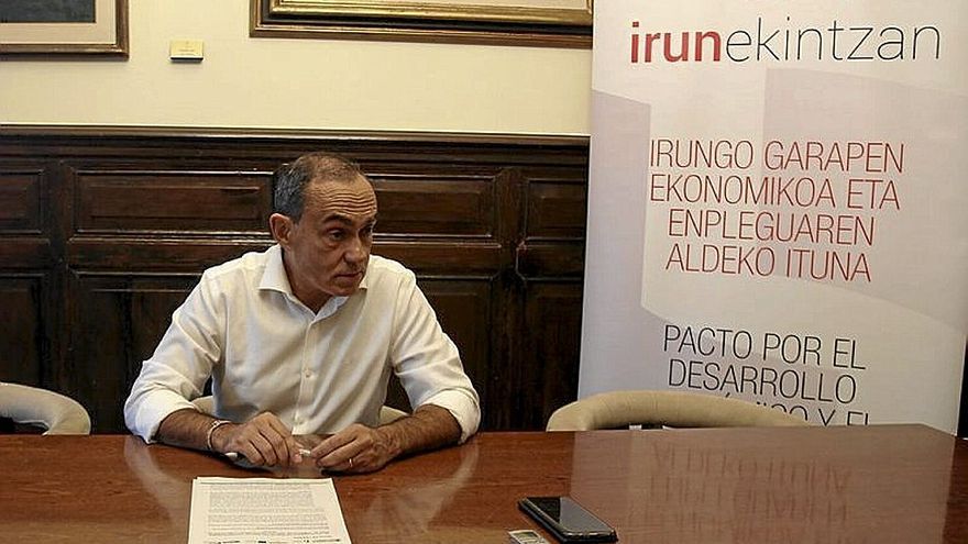 El edil de Hacienda, Miguel Ángel Páez, presentando las ayudas. | FOTO: N.G.