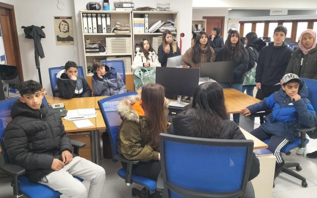 En imágenes: Los alumnos de DBH 2°E de Zabalgana han visitado la redacción de DNA En imágenes: Los alumnos de DBH 2°E de Zabalgana han visitado la redacción de DNA