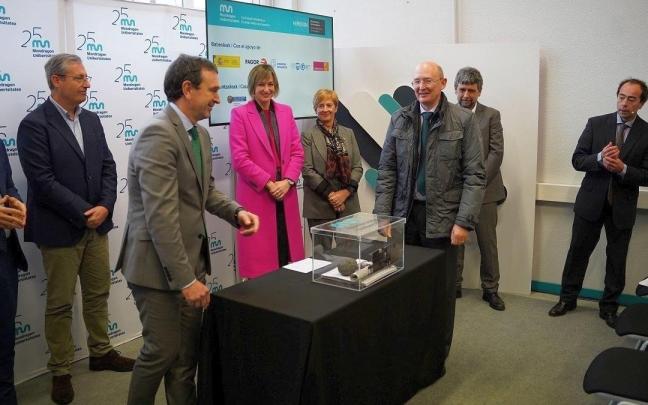 Mondragon Unibertsitatea (MU) puso ayer lunes la primera piedra del centro de innovación y emprendimiento industrial Hirekin Mondragon Unibertsitatea (MU) puso ayer lunes la primera piedra del centro de innovación y emprendimiento industrial Hirekin