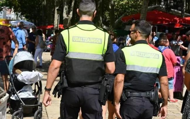 Dos polic&iacute;as patrullan las calles de la capital vizcaina.