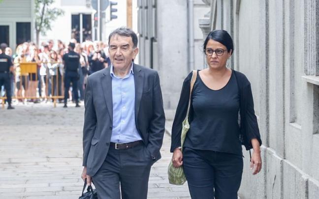 El abogado Iñigo Iruin y la exdiputada de la CUP, Anna Gabriel, a su llegada para declarar ante el Tribunal Supremo. El abogado Iñigo Iruin y la exdiputada de la CUP, Anna Gabriel, a su llegada para declarar ante el Tribunal Supremo.