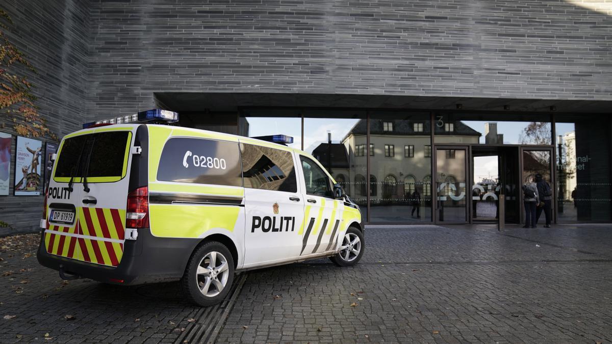 Un vehículo policial frente al Museo de Oslo.