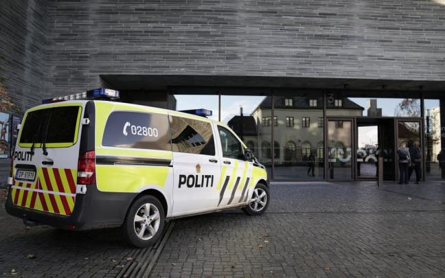 Un vehículo policial frente al Museo de Oslo.