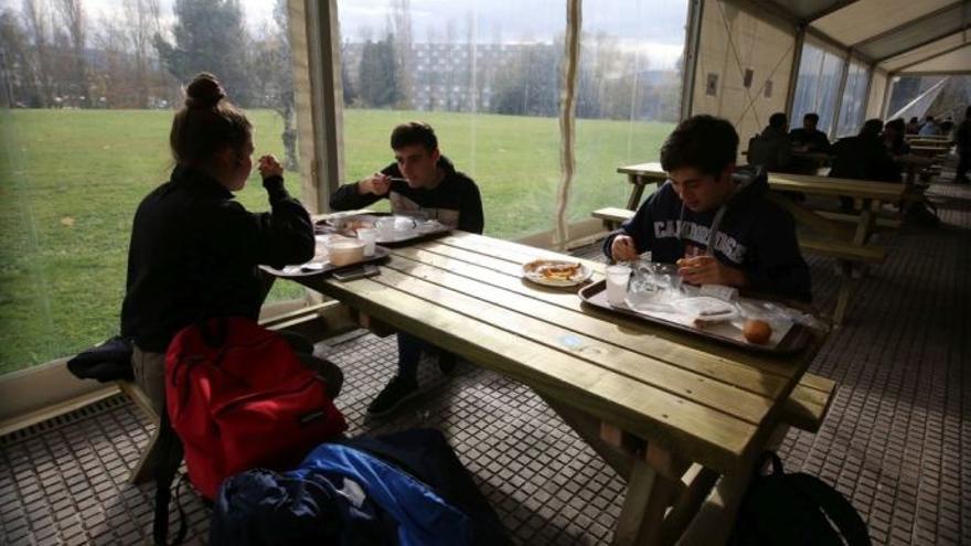 Estudiantes de la UPNA, en un receso.