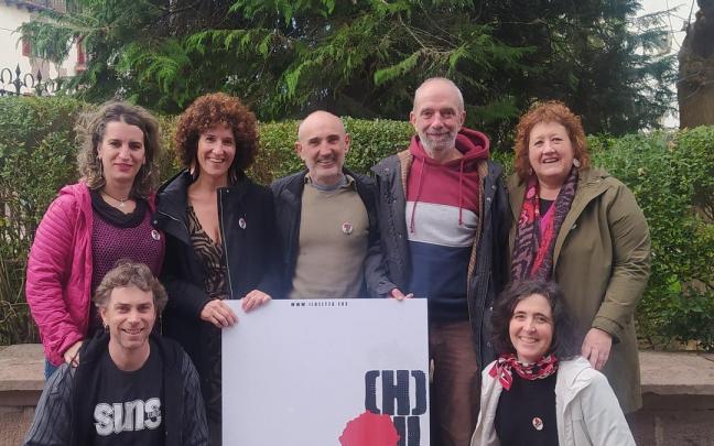 (H)ilbeltza elkarteko kideak 2023ko edizioko kartelarekin. Argazkia: (H)ilbeltza