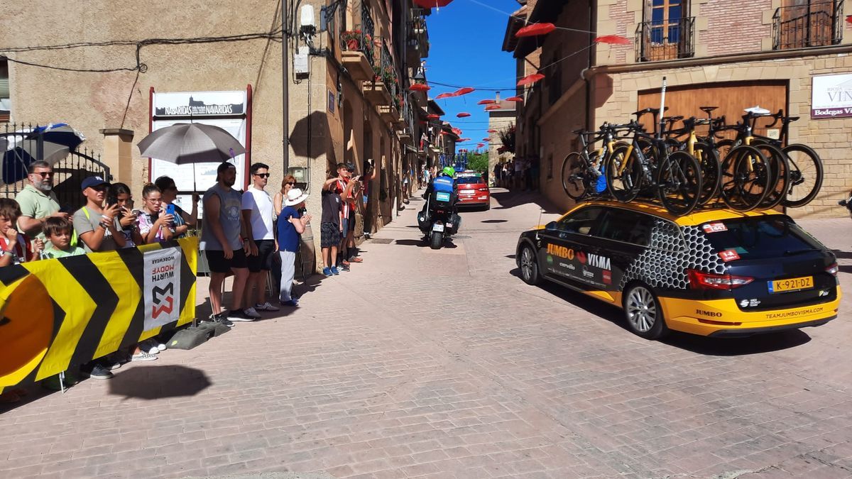 El pelotón a su paso por Navaridas.