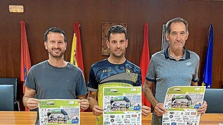 De i. a d.: Rubén Medrano Romeo (alcalde de Azagra), Pedro Romero Delgado y Carlos Viendo Zudaire (director técnico de la prueba y delegado de la Federación Navarra de Montaña).