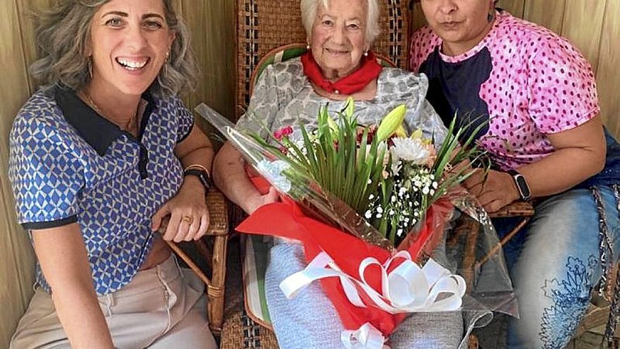 Carmen El&iacute;as festeja en Lodos rodeada de familiares sus casi 100 vueltas al sol