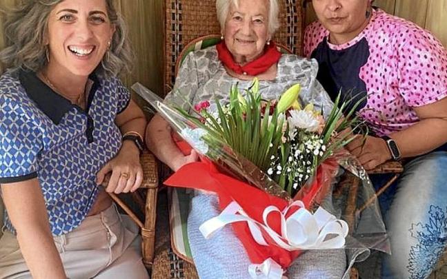 Carmen El&iacute;as festeja en Lodos rodeada de familiares sus casi 100 vueltas al sol