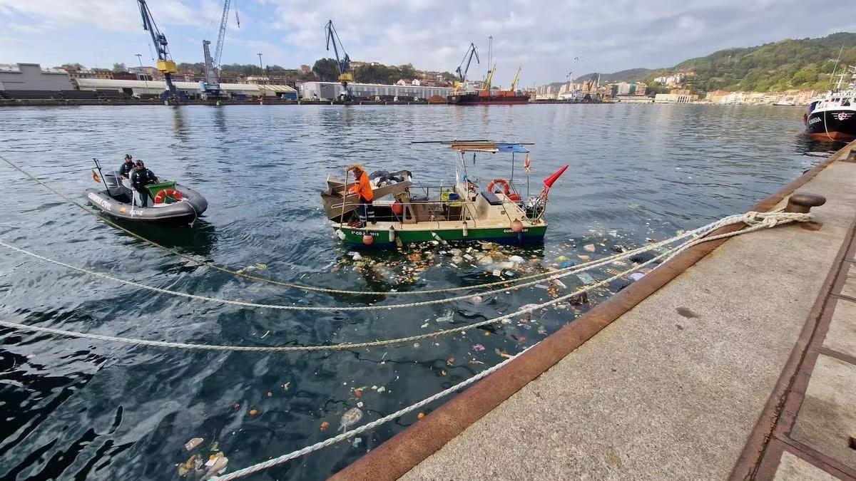 Basura esparcida tras la caída del camión al agua