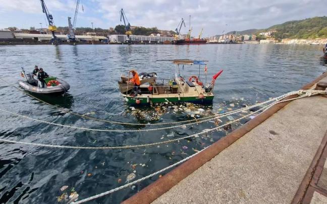 Basura esparcida tras la caída del camión al agua Basura esparcida tras la caída del camión al agua