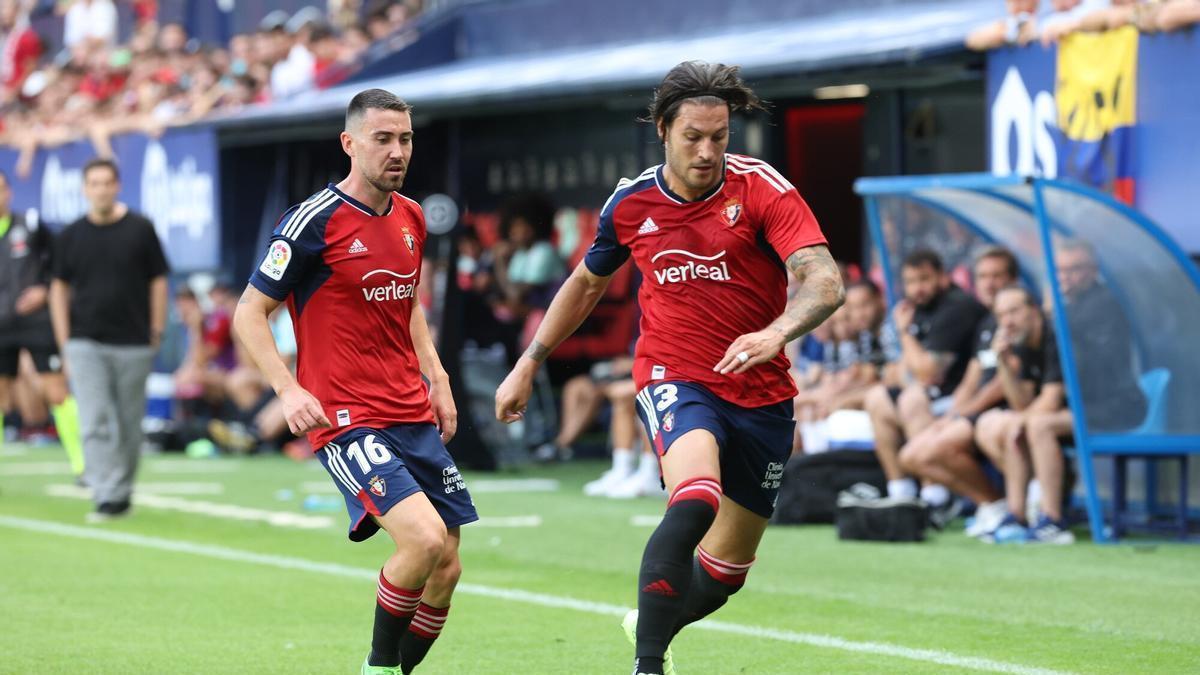 Moi Gómez, tras Juan Cruz, en un partido en El Sadar.