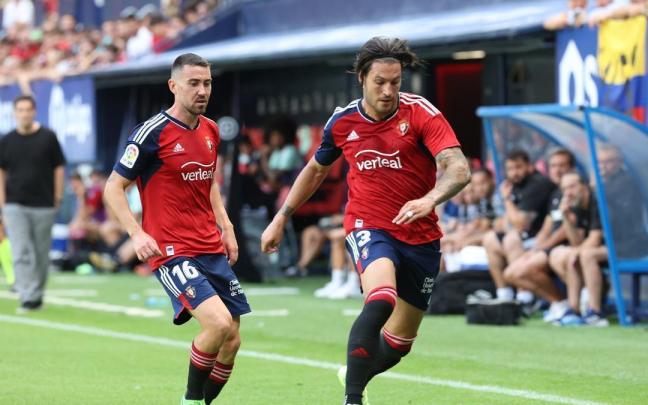 Moi G&oacute;mez, tras Juan Cruz, en un partido en El Sadar.