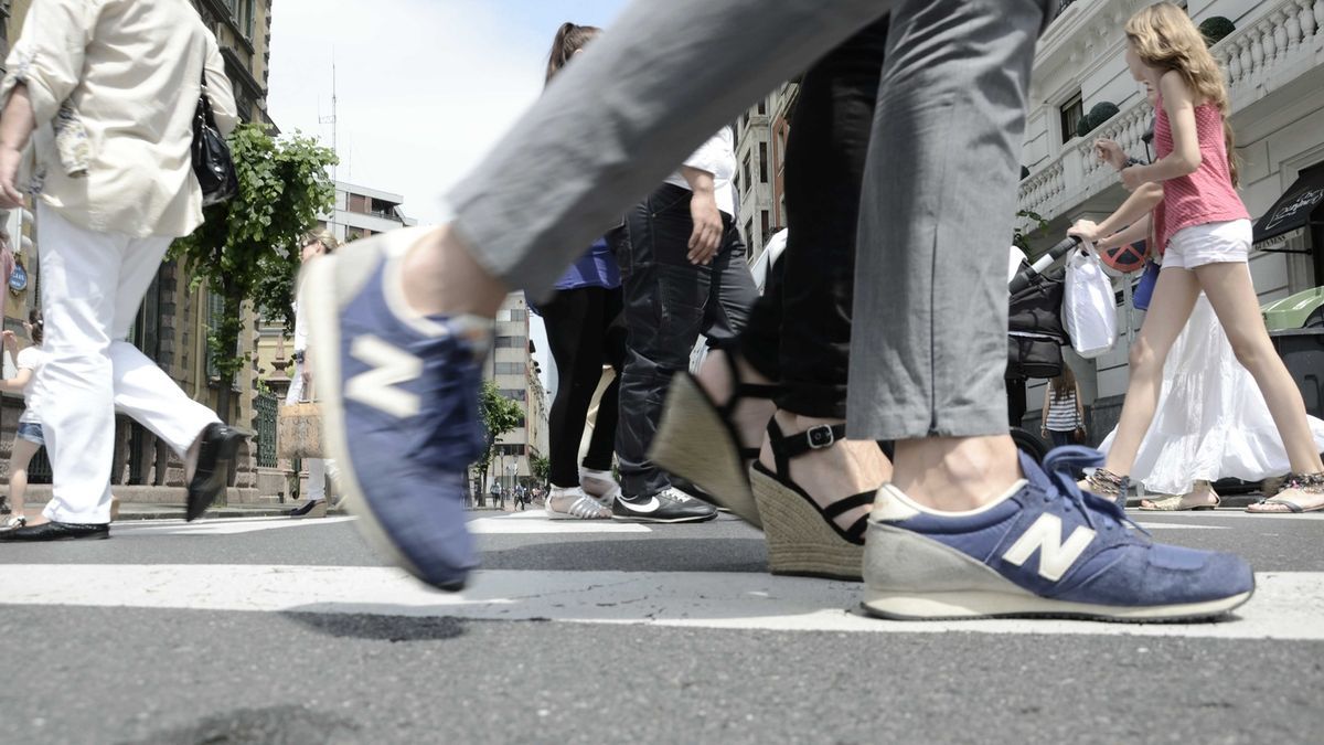 Varias personas caminando por una céntrica zona de la capital vizcaina.