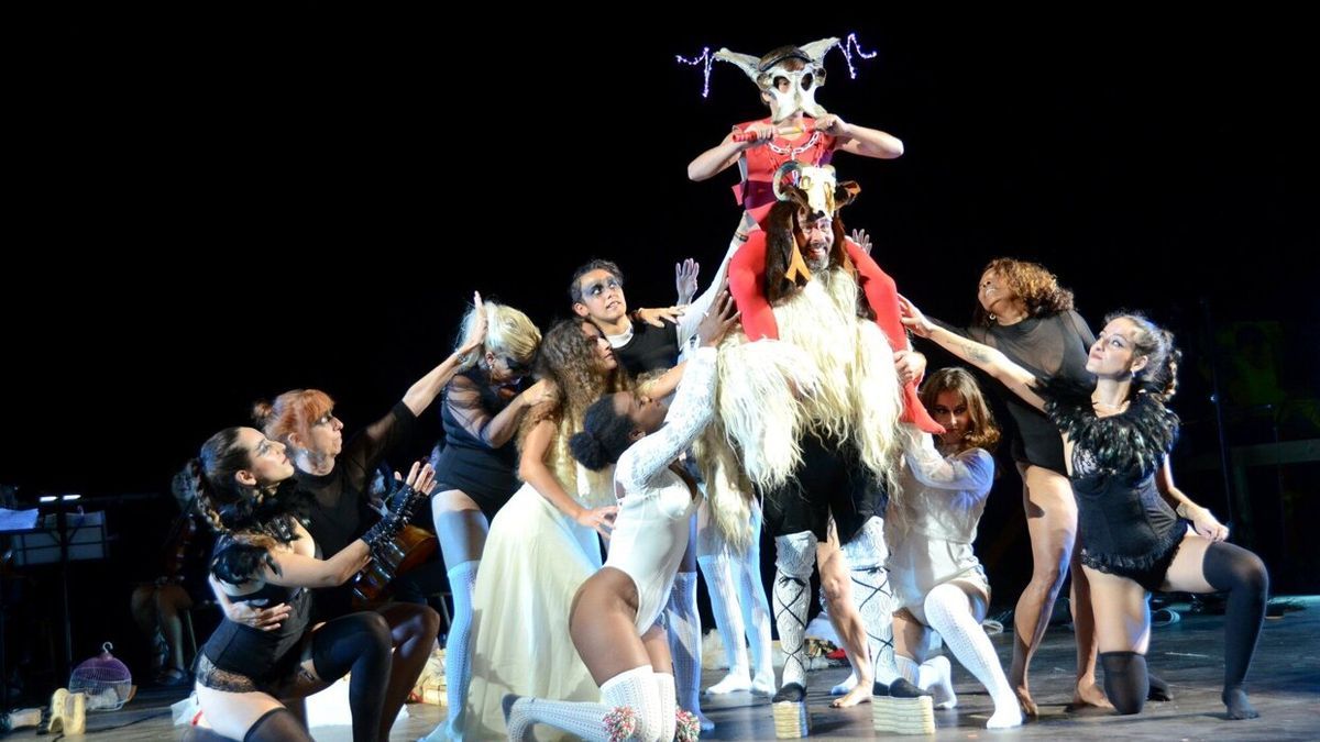 Drag queen antzekoek Akelarre moduko bat antzeztu zuten.