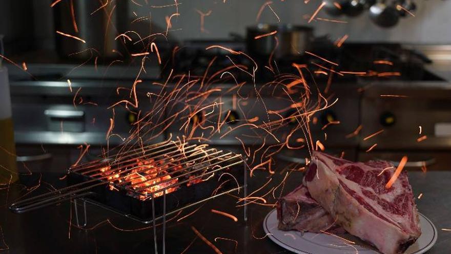 Chuletón a la brasa, especialidad de la casa.