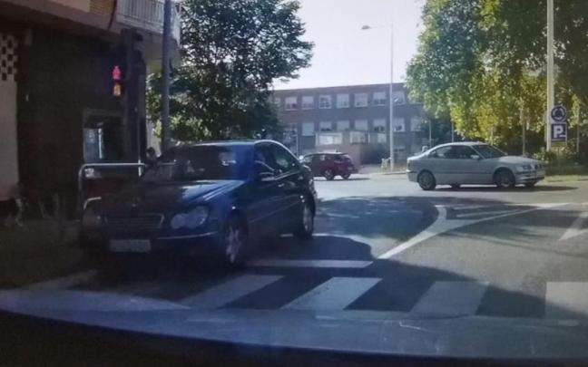 Vehículo hurtado circulando por Estella, desde la cámara de la patrulla