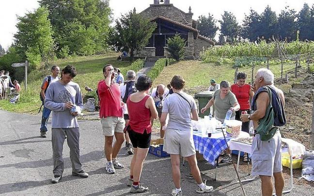 Punto de avituallamiento frente a la ermita de San Miguel de la barriada de Uribe. | FOTO: S. M.