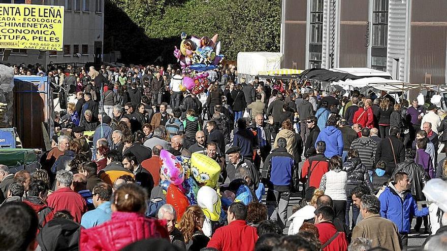 Cientos de personas disfrutan de la feria de Itziar antes de que se decretara la pandemia del covid-19.