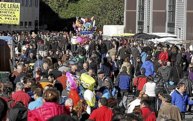 Cientos de personas disfrutan de la feria de Itziar antes de que se decretara la pandemia del covid-19.