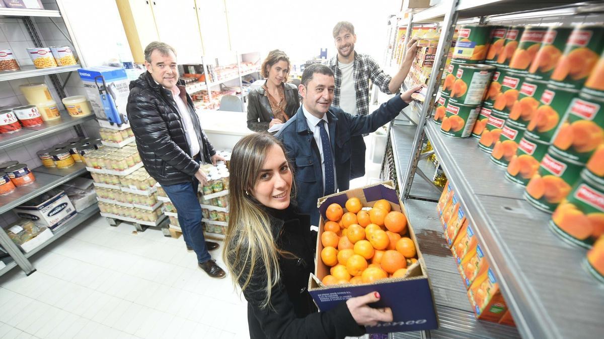 Eduardo, Amaia, Denis, Gorka y Josune en la despensa del comedor social de Conde de Aresti, en Bilbao.