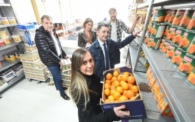 Eduardo, Amaia, Denis, Gorka y Josune en la despensa del comedor social de Conde de Aresti, en Bilbao. Eduardo, Amaia, Denis, Gorka y Josune en la despensa del comedor social de Conde de Aresti, en Bilbao.