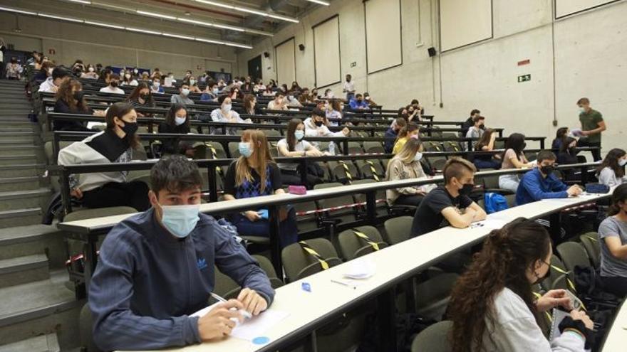 Estudiantes, en un aula de la UPNA