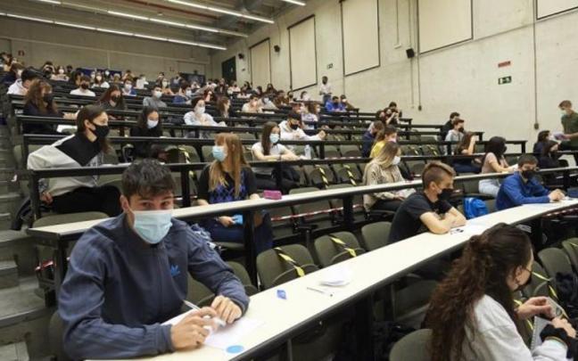 Estudiantes, en un aula de la UPNA