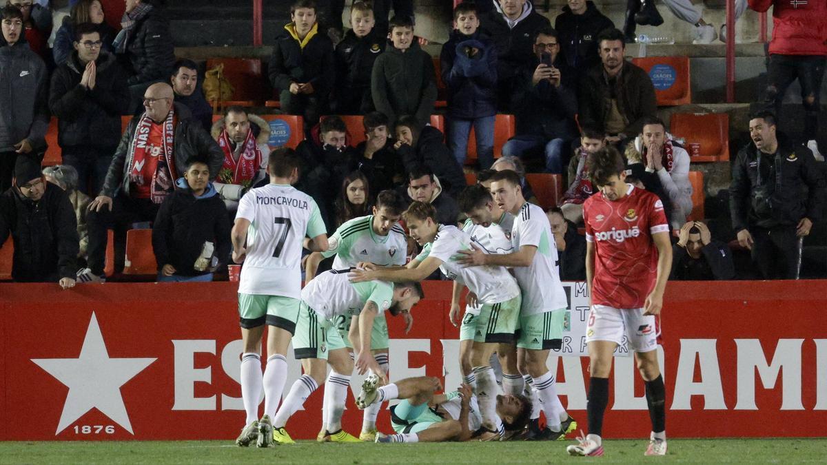 Los jugadores de Osasuna celebran el gol de la victoria.