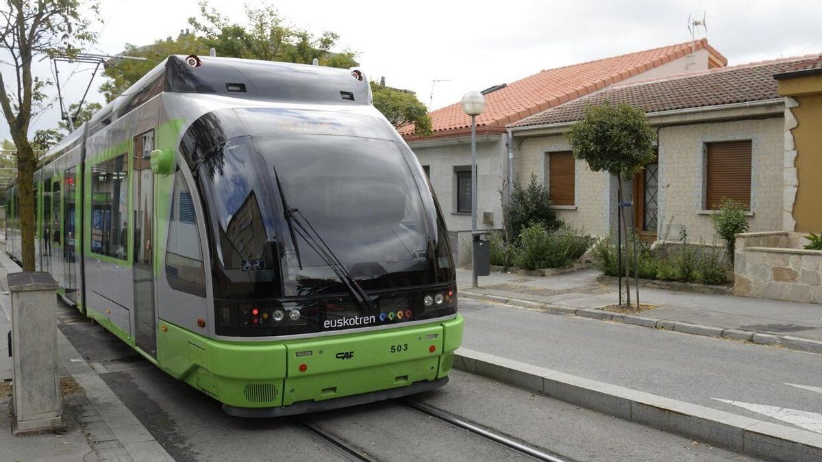 El tranvía a su paso por Abetxuko