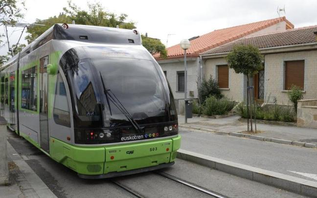 El tranv&iacute;a a su paso por Abetxuko