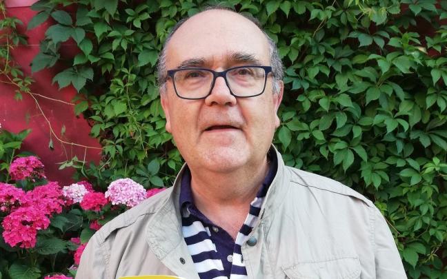 El p&aacute;rroco Jose Mari Kortazar con su &uacute;ltima obra literaria.