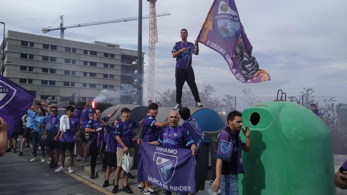 Aficionados despiden a los jugadores del Dinamo en Santurtzi