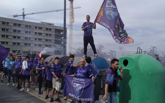 Aficionados despiden a los jugadores del Dinamo en Santurtzi