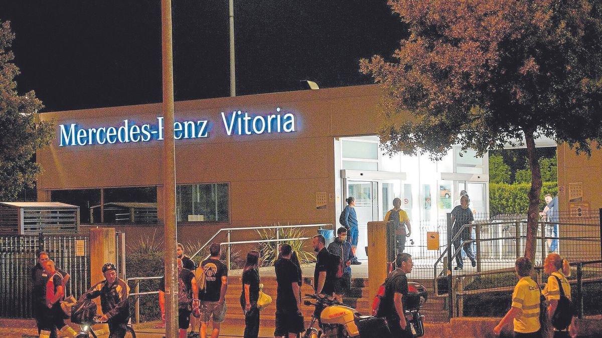 Entrada del primer turno de ayer martes en Mercedes-Benz.