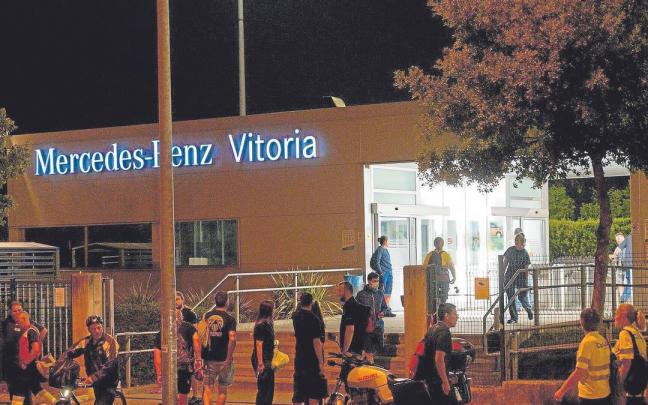 Entrada del primer turno de ayer martes en Mercedes-Benz. Entrada del primer turno de ayer martes en Mercedes-Benz.