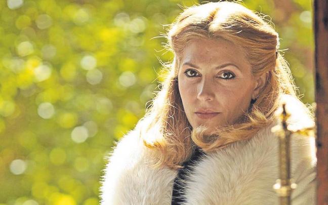 Bárbara Lennie, una actriz con querencia melodramática, da vida a una Alicia que atraviesa el espejo de la (sin)razón bajo el pretexto de un relato negro de apariencias falsas y asesinatos ciertos.