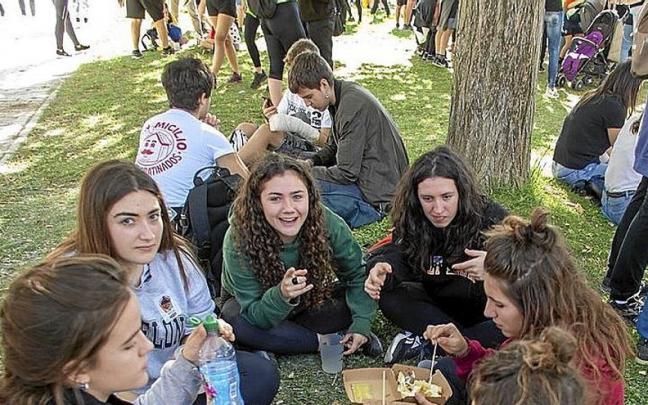 Gazte talde bat bazkalorduan.