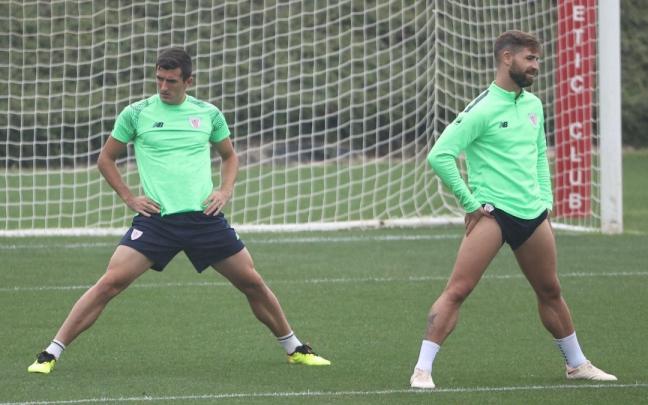 Dani Vivian y Yeray Álvarez, la pareja de centrales en los tres primeros partidos ligueros del Athletic, durante el entrenamiento de ayer en Lezama. Dani Vivian y Yeray Álvarez, la pareja de centrales en los tres primeros partidos ligueros del Athletic, durante el entrenamiento de ayer en Lezama.