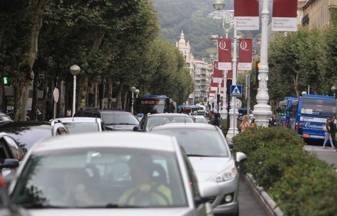 Coches en la Avenida de Donostia.