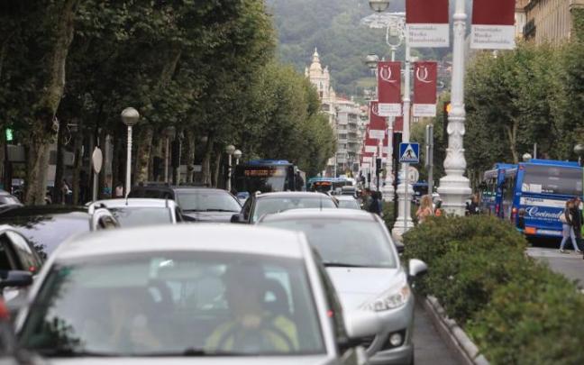 Coches en la Avenida de Donostia.