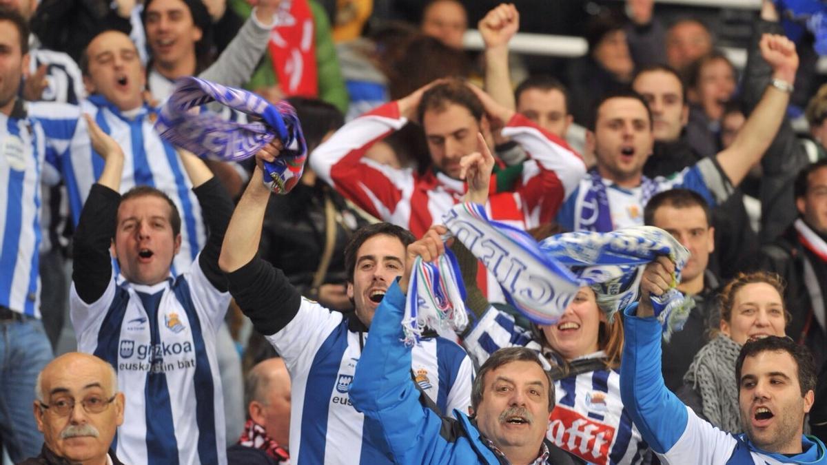 Aficionados de la Real y del Athletic, durante un derbi en Anoeta.