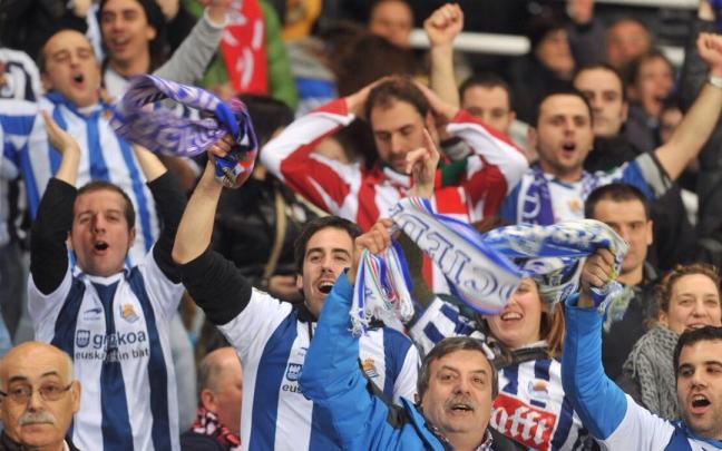 Aficionados de la Real y del Athletic, durante un derbi en Anoeta.