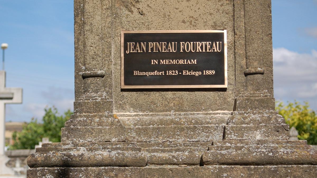 Placa en Elciego de homenaje a Jean Pineau, padre del vino de Rioja moderno
