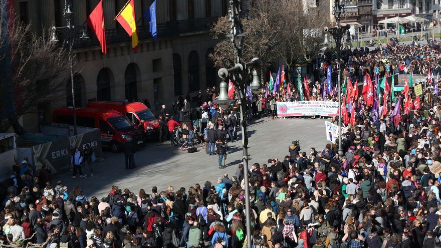 Concentración frente al Palacio de Navarra en defensa de los servicios públicos