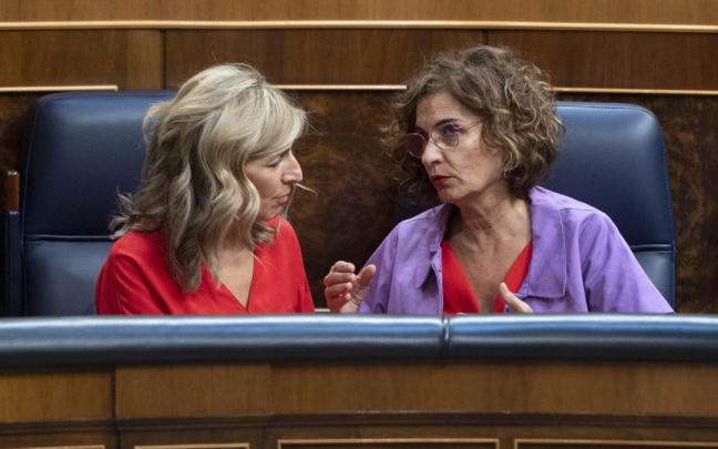 La ministra de Hacienda, María Jesús Montero, y la vicepresidenta segunda y ministra de Trabajo, Yolanda Díaz, en un pleno del Congreso.