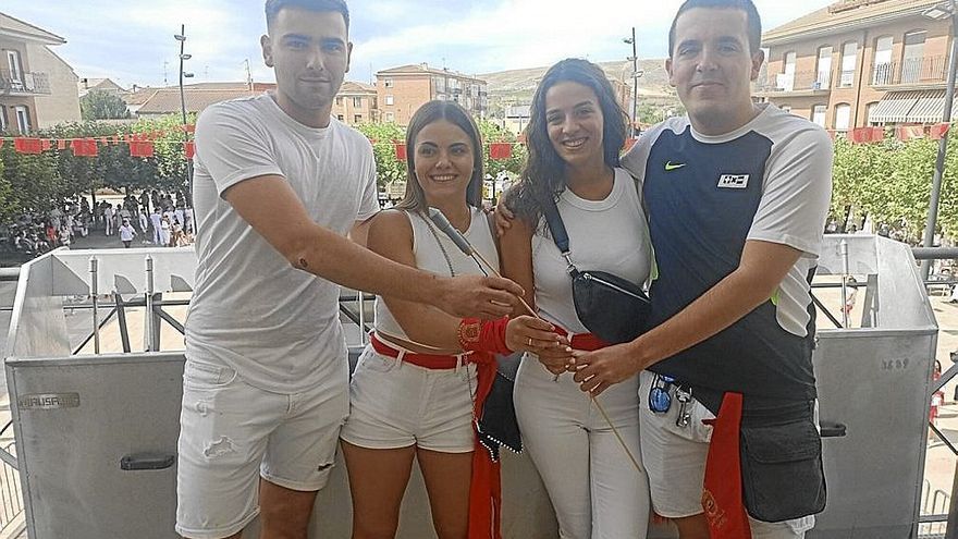 Javier Solano, Irache Galdeano, Miriam Azcona y Ángel Lasheras con el cohete de fiestas.