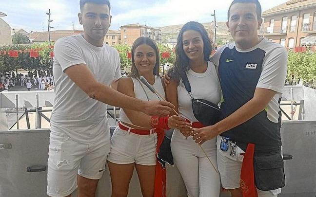 Javier Solano, Irache Galdeano, Miriam Azcona y Ángel Lasheras con el cohete de fiestas. Javier Solano, Irache Galdeano, Miriam Azcona y Ángel Lasheras con el cohete de fiestas.