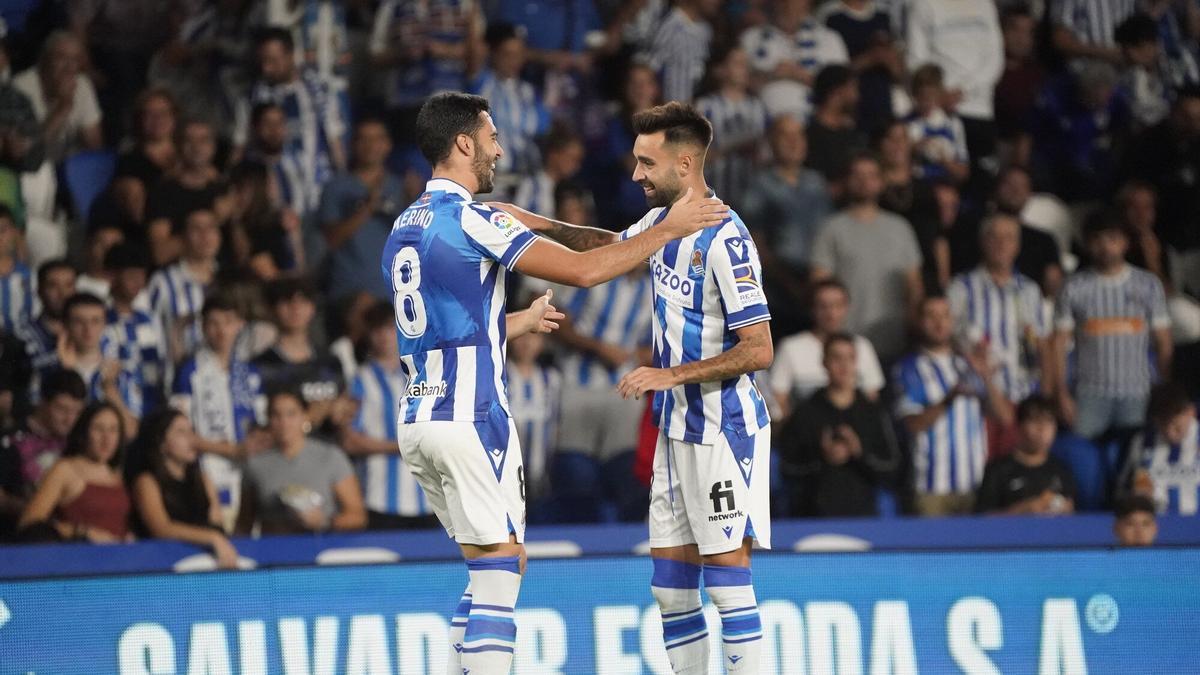 Mikel Merino y Brais Méndez, autor del gol y asistente, celebran el tanto de la Real Sociedad.