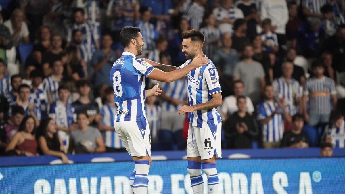 Mikel Merino y Brais Méndez, autor del gol y asistente, celebran el tanto de la Real Sociedad.